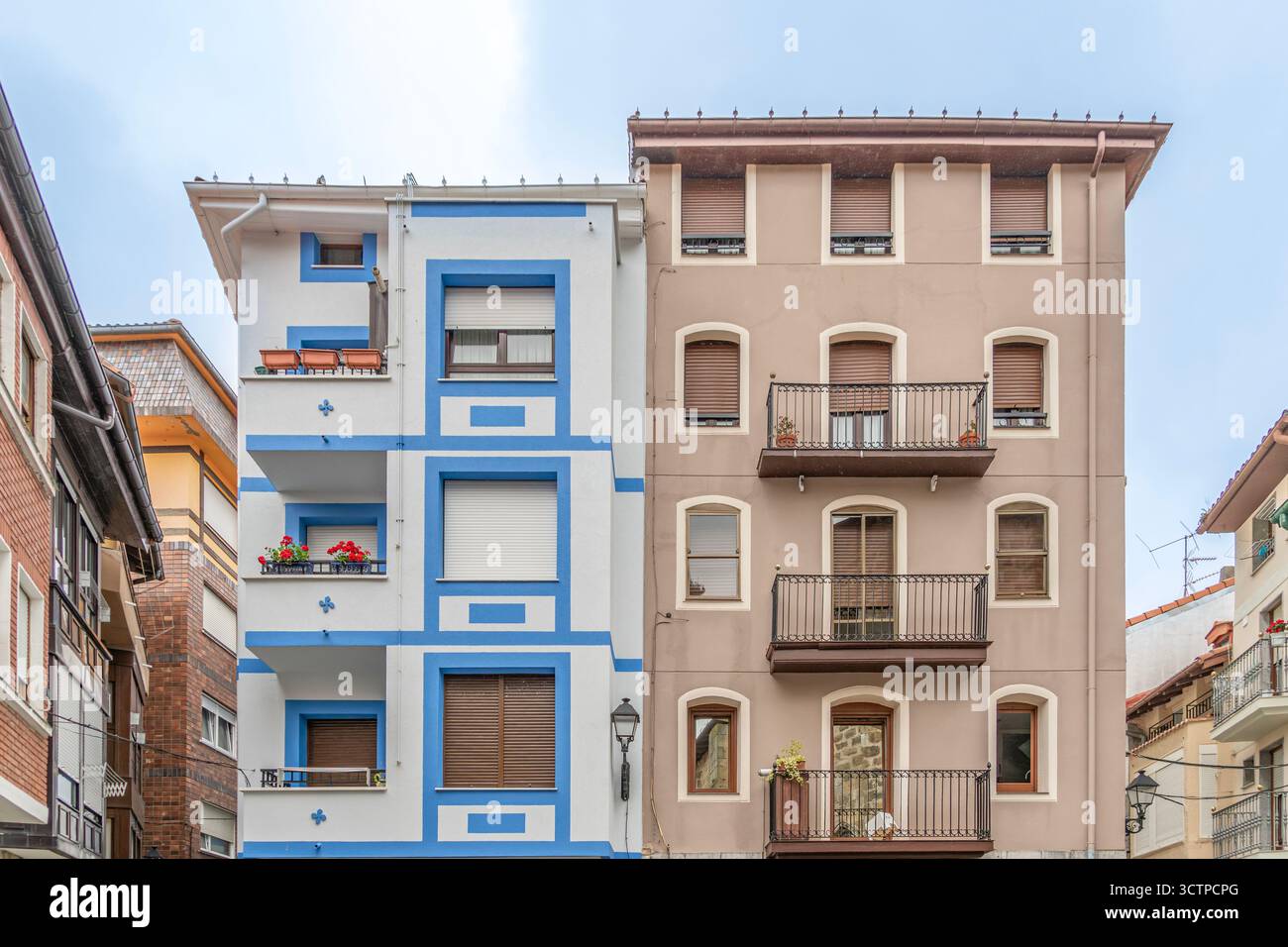 Colorate facciate di edifici residenziali città, architettura urbana, edifici di appartamenti, vista sulla strada, stile tradizionale, Spagna Foto Stock