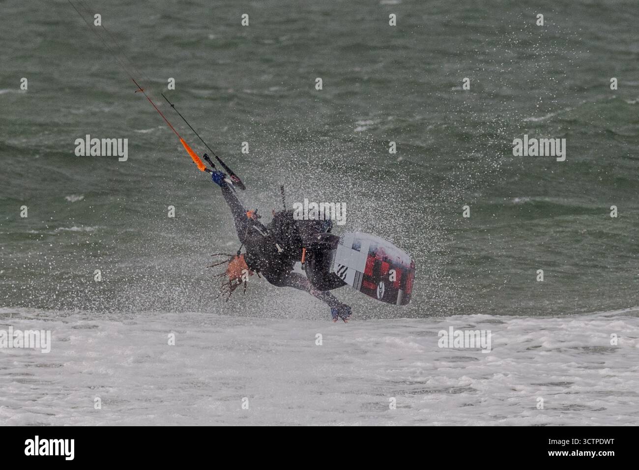 Kite Surfer che sfrutta al massimo i venti forti a Garrylucas Beach, West Cork, Irlanda. Foto Stock