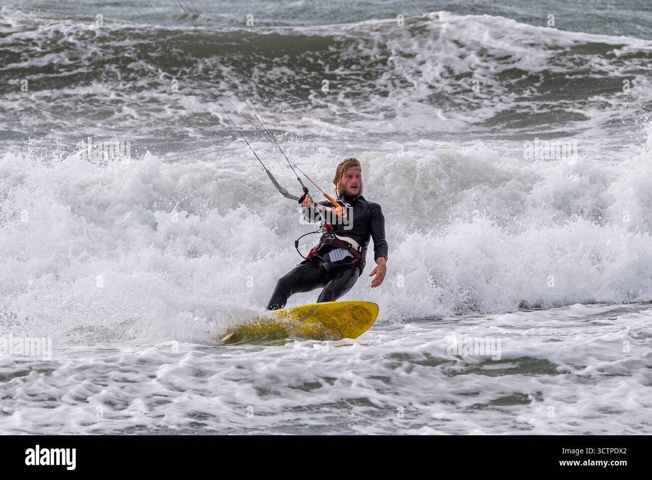 Kite Surfer che sfrutta al massimo i venti forti a Garrylucas Beach, West Cork, Irlanda. Foto Stock