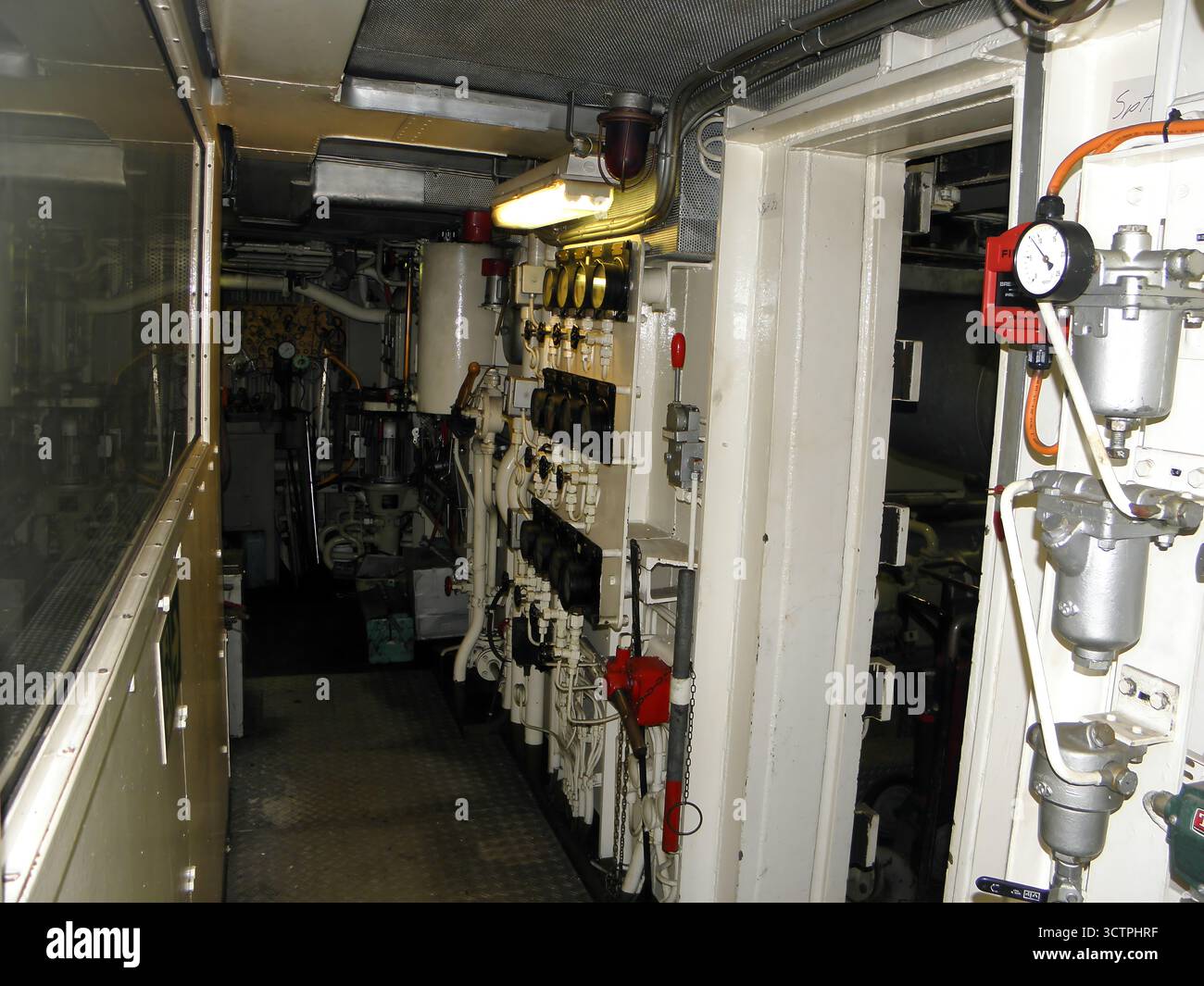 Immagine del file: 8 ottobre 2025: Sala macchine a bordo della nave della COSCIENZA (Freedom Flotilla Coalition-FFC). Acquisito nel 2023, rivenduto più volte da varie ONG filo-palestinesi per rompere l'assedio di Gaza, fornire aiuti umanitari e contribuire al raggiungimento di un cessate il fuoco in Palestina, questo ex traghetto tedesco è stato incaricato di rompere il blocco quasi totale dei media sui rapporti internazionali e l'accesso medico, trasportando quasi 100 medici e giornalisti. A maggio, la nave subì un attacco di droni al largo delle coste di Malta. (Foto durante l'ispezione prima della vendita al nuovo proprietario). Crediti: Kevin Izorce/Alamy Live News Foto Stock