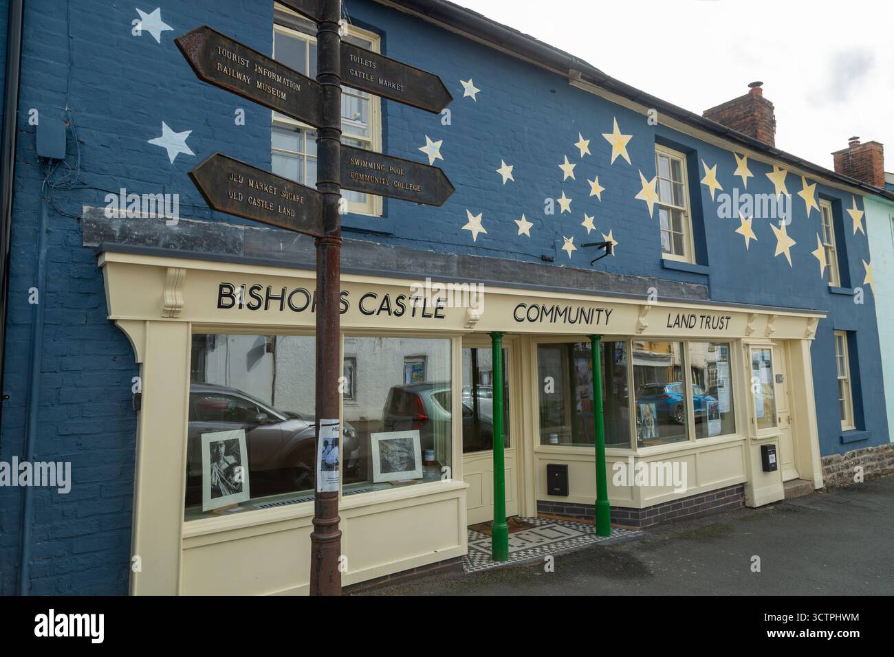 Bishops Castle Community Land Trust Building nella strada principale, Bishop's Castle, Shropshire, Inghilterra Foto Stock