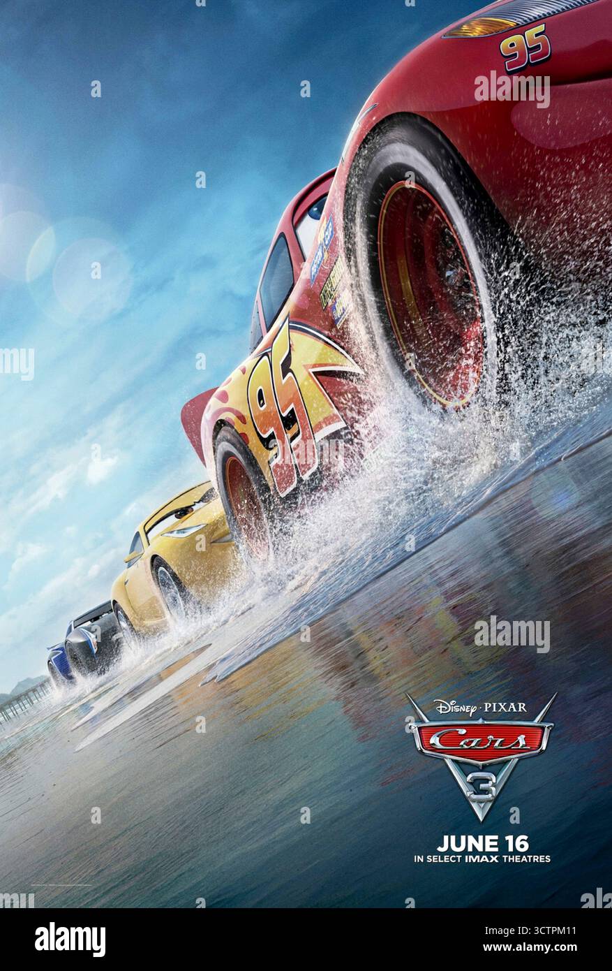 Cars 3 (2017) diretto da Brian Fee e interpretato da Owen Wilson, Cristela Alonzo e Armie Hammer. Lightning McQueen affronta una nuova generazione di piloti high-tech in questo sequel animato Pixar sulla resilienza e l'eredità. SOLO PER L'USO EDITORIALE del poster STATUNITENSE. Crediti: BFA / Walt Disney Studios Motion Pictures Foto Stock