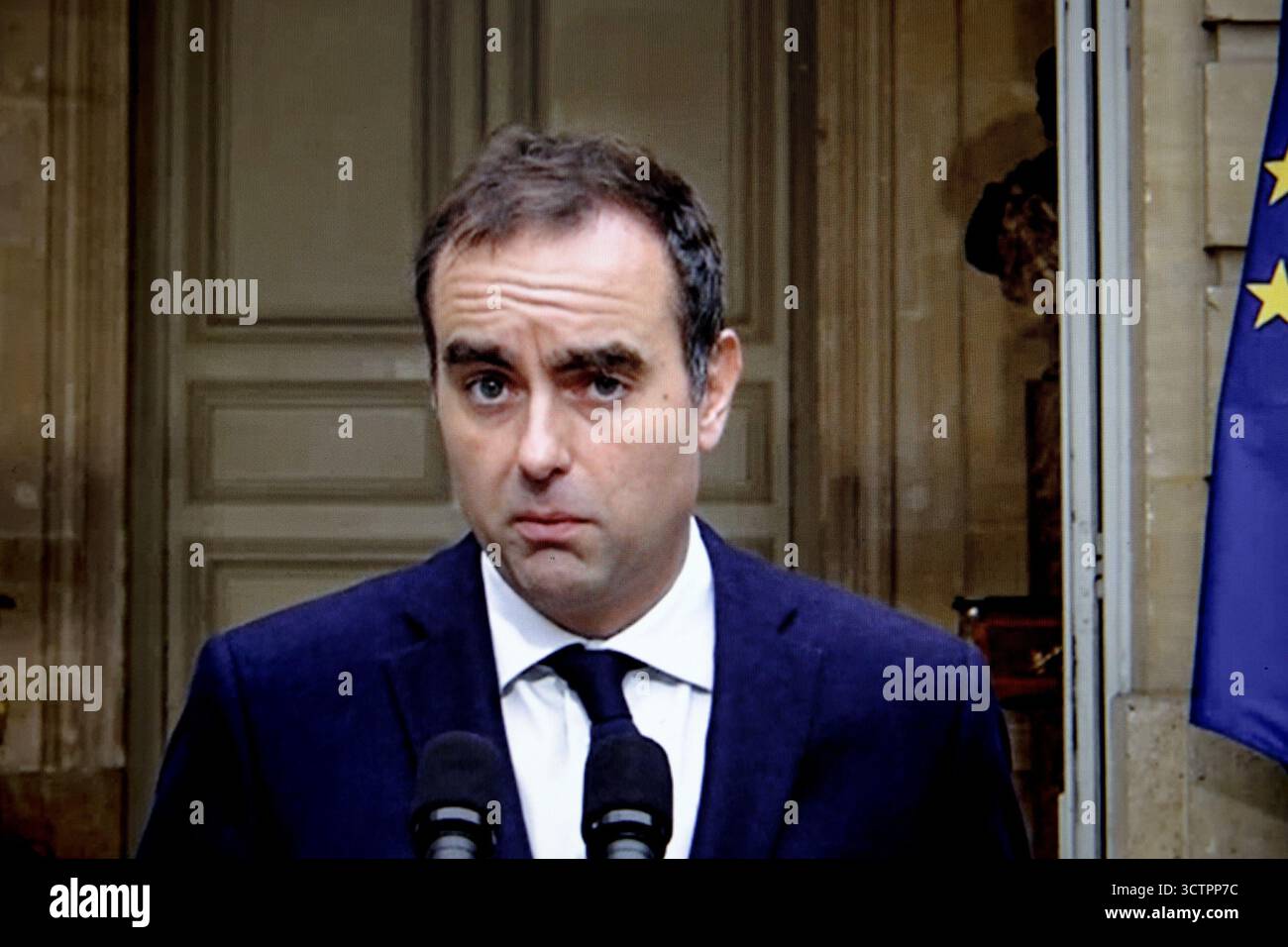 Saint Ouen, Parigi, Francia. 8 ottobre 2025. Discorso televisivo di Sébastien Lecornu, primo ministro, nel cortile del HÃ de Matignon. (Credit Image: © Sadak Souici/ZUMA Press Wire) SOLO PER USO EDITORIALE! Non per USO commerciale! Foto Stock
