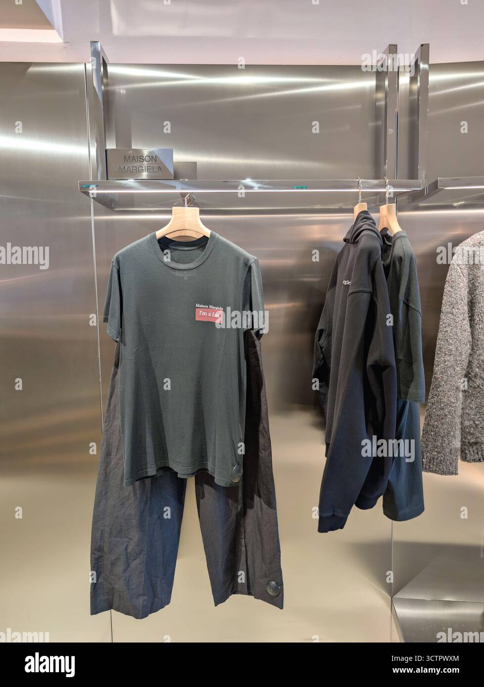 Appendiabiti in un negozio di moda di lusso Foto Stock