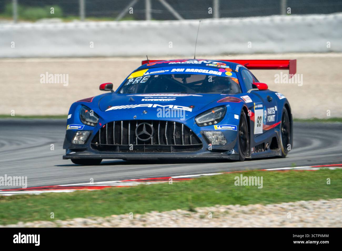 Red Ant Racing #93 Mercedes-AMG GT3 EVO in uscita dalla curva 4 sul Circuit de Barcelona - Catalunya in velocità durante la 24 ore Michelin di Barcellona, sul Circuit de B. Foto Stock