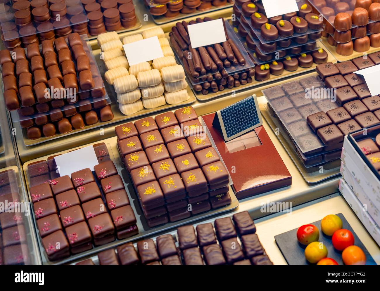 Scatto ad angolo alto che mostra un sacco di praline artigianali al cioccolato Foto Stock