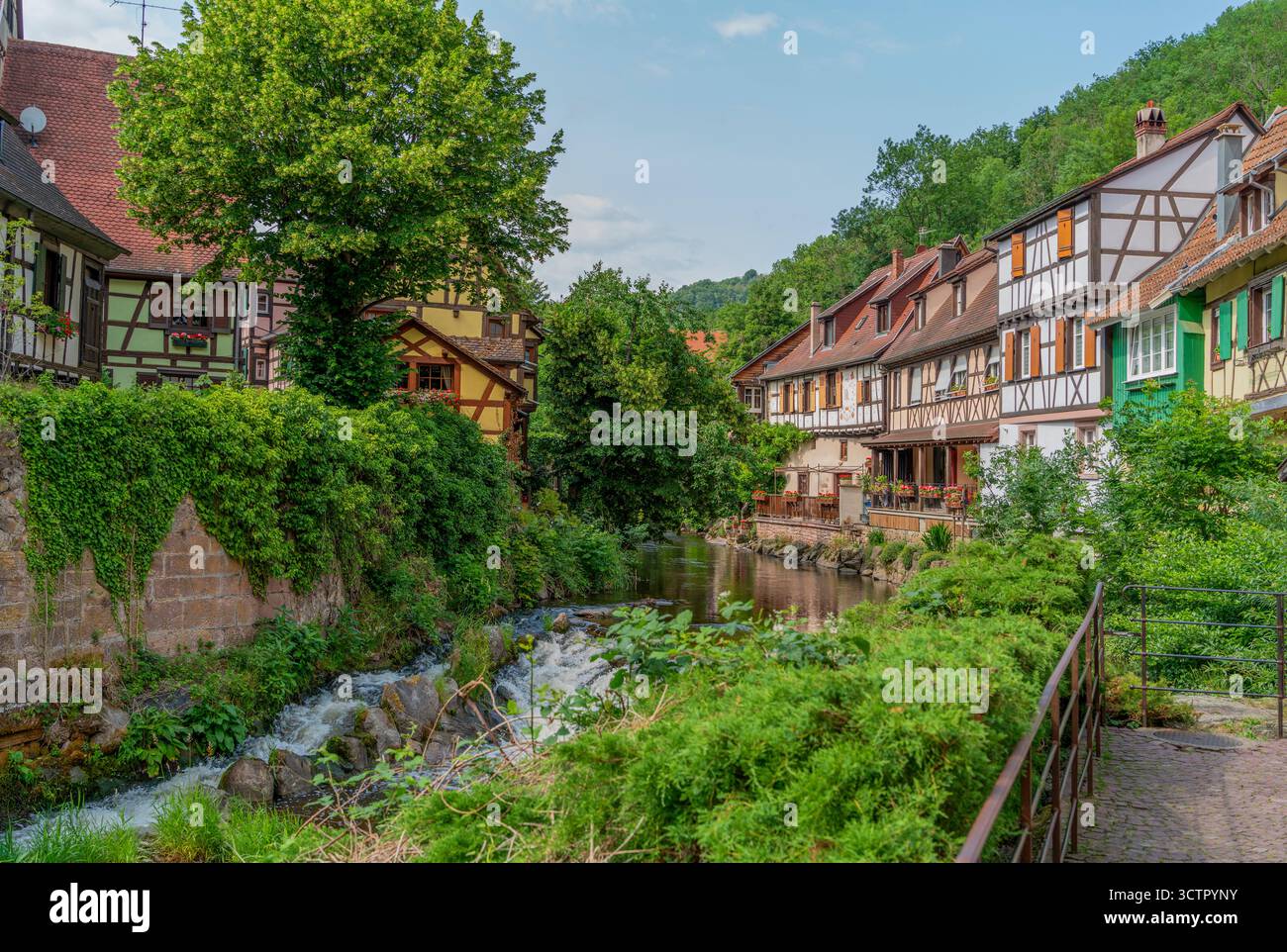 L'impressione di Kaysersberg, una città storica ed ex comune dell'Alsazia nel nord-est della Francia Foto Stock