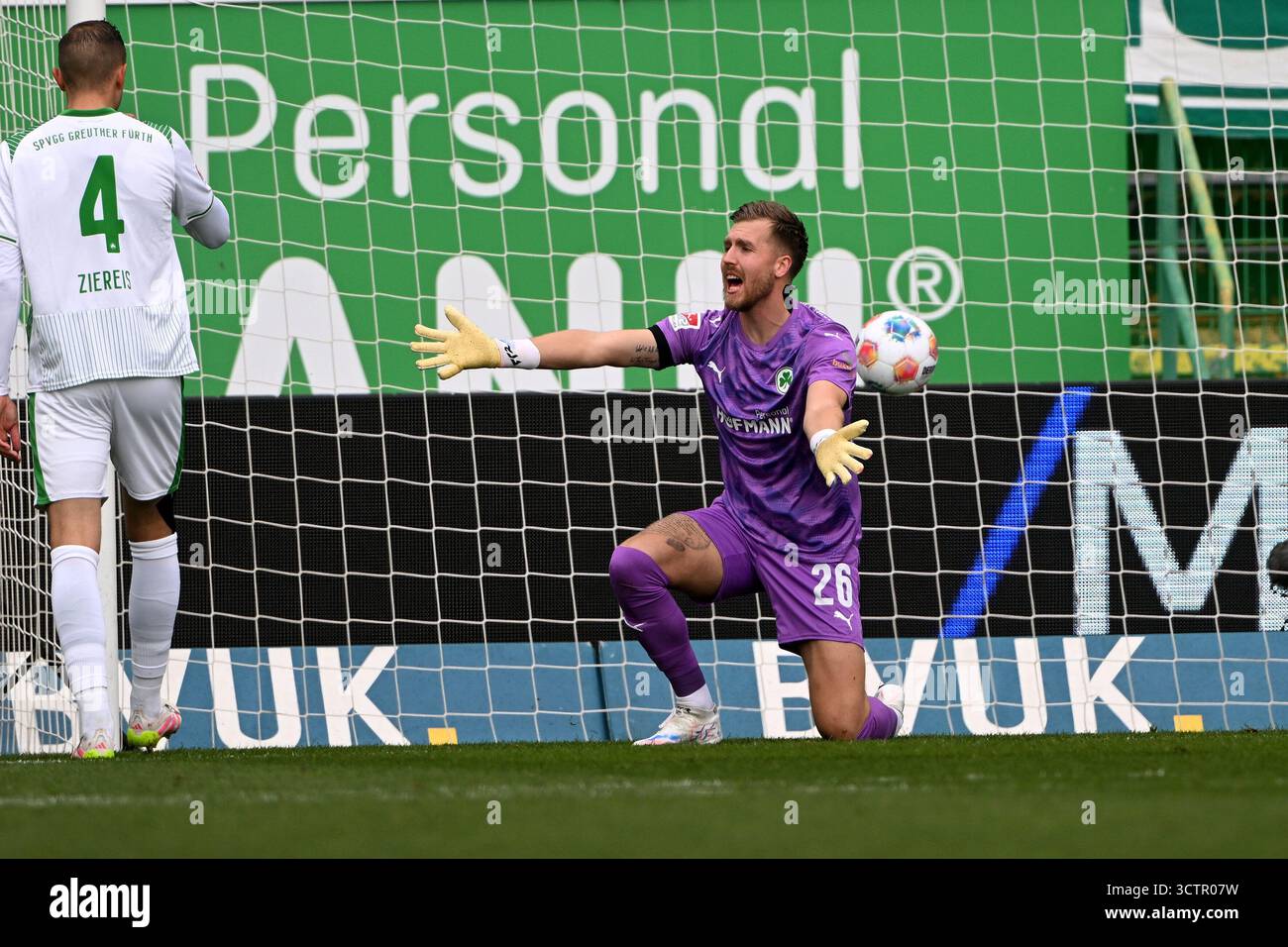 Fussball; Spieltag 08; 2. Bundesliga; Saison 2025/2026; SpVgg Greuther Fuerth gegen Hannover 96 am 05.10.2025 in Fuerth UBz: 26 TW pelle Boevink, SpVgg Greuther Fürth.Zeigt. Schreit. NACH dem Gegentor zum 0:1. Ball im Tor. Foto Stock