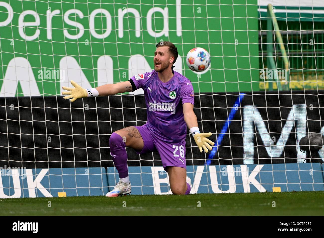 Fussball; Spieltag 08; 2. Bundesliga; Saison 2025/2026; SpVgg Greuther Fuerth gegen Hannover 96 am 05.10.2025 in Fuerth UBz: 26 TW pelle Boevink, SpVgg Greuther Fürth.Zeigt. Schreit. NACH dem Gegentor zum 0:1. Ball im Tor. Foto Stock