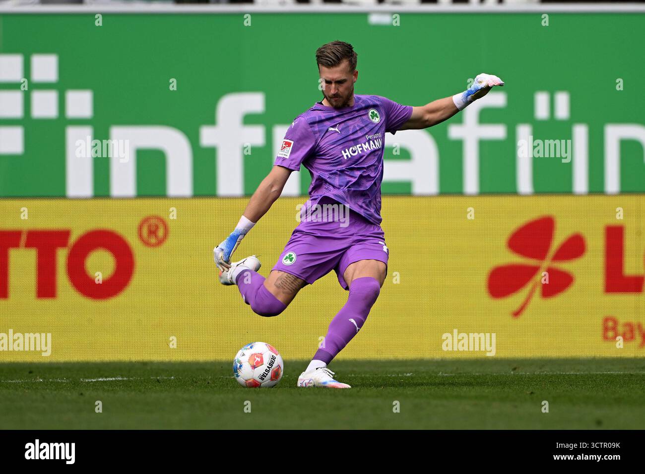 Fussball; Spieltag 08; 2. Bundesliga; Saison 2025/2026; SpVgg Greuther Fuerth gegen Hannover 96 am 05.10.2025 in Fuerth UBz: 26 TW pelle Boevink, SpVgg Greuther Fürth. Abstoss. Foto Stock