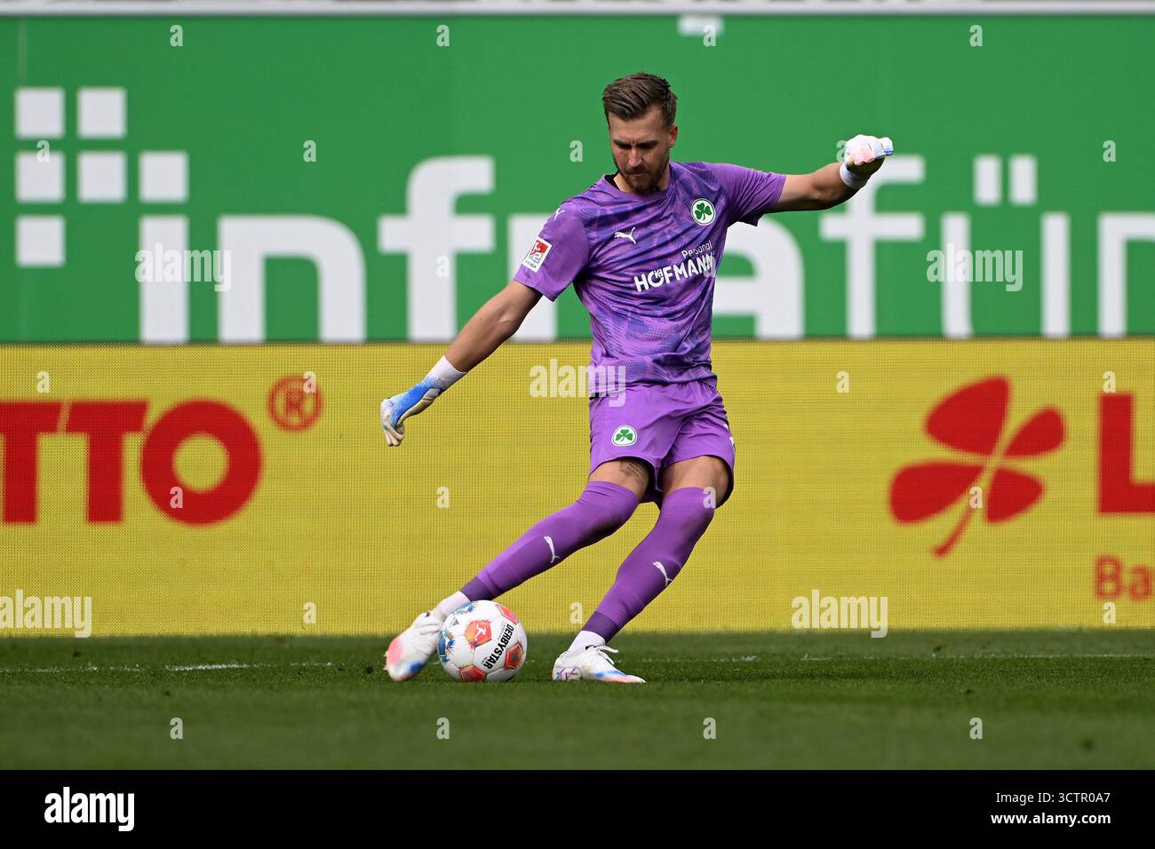 Fussball; Spieltag 08; 2. Bundesliga; Saison 2025/2026; SpVgg Greuther Fuerth gegen Hannover 96 am 05.10.2025 in Fuerth UBz: 26 TW pelle Boevink, SpVgg Greuther Fürth. Abstoss. Foto Stock