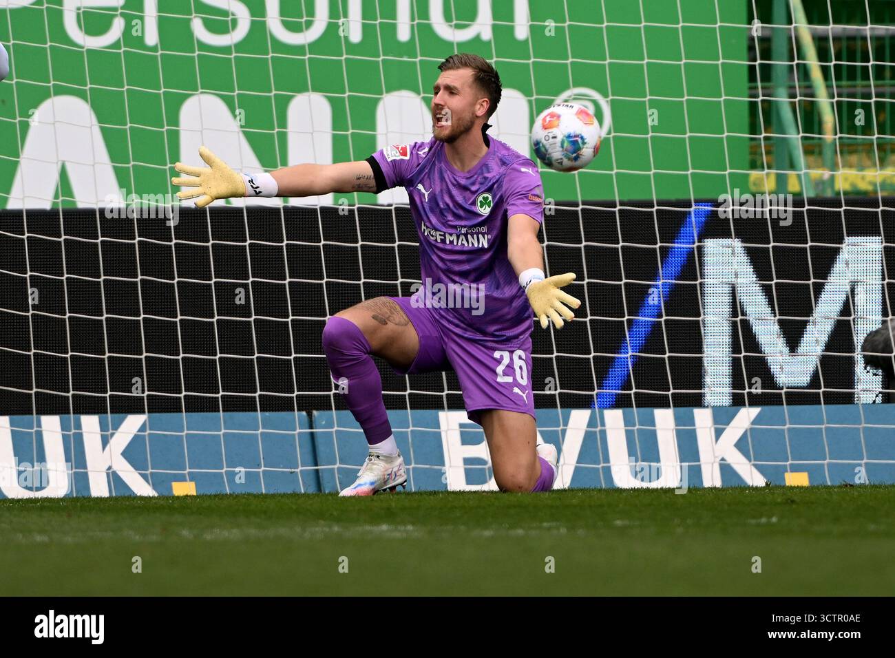 Fussball; Spieltag 08; 2. Bundesliga; Saison 2025/2026; SpVgg Greuther Fuerth gegen Hannover 96 am 05.10.2025 in Fuerth UBz: 26 TW pelle Boevink, SpVgg Greuther Fürth.Zeigt. Schreit. NACH dem Gegentor zum 0:1. Ball im Tor. Foto Stock