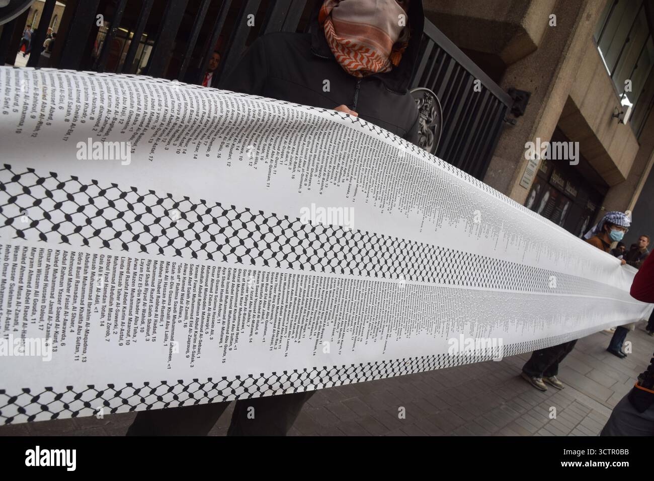 Londra, Regno Unito. 7 ottobre 2025. I manifestanti pro-palestinesi al di fuori del King's College di Londra tengono una lunga lista di nomi di bambini uccisi da Israele a Gaza in occasione del secondo anniversario dell'attacco di Hamas al Nova Festival in Israele e dei successivi attacchi a Gaza da parte di Israele. Gli studenti marciarono dal King's College e si fermarono in vari campus lungo la strada, chiedendo la fine del genocidio a Gaza. Crediti: Vuk Valcic/Alamy Live News Foto Stock