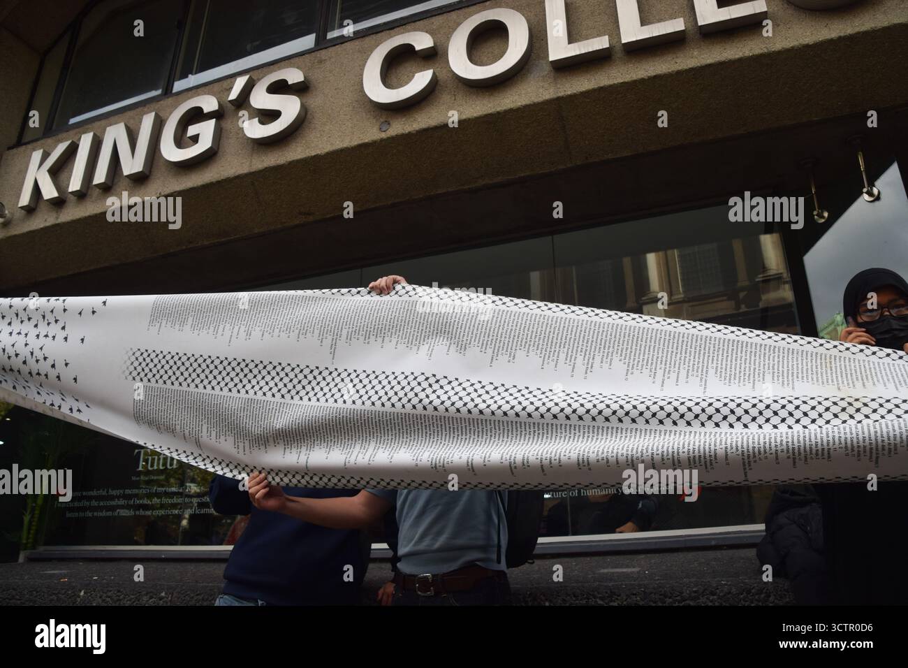Londra, Regno Unito. 7 ottobre 2025. I manifestanti pro-palestinesi al di fuori del King's College di Londra tengono una lunga lista di nomi di bambini uccisi da Israele a Gaza in occasione del secondo anniversario dell'attacco di Hamas al Nova Festival in Israele e dei successivi attacchi a Gaza da parte di Israele. Gli studenti marciarono dal King's College e si fermarono in vari campus lungo la strada, chiedendo la fine del genocidio a Gaza. Crediti: Vuk Valcic/Alamy Live News Foto Stock