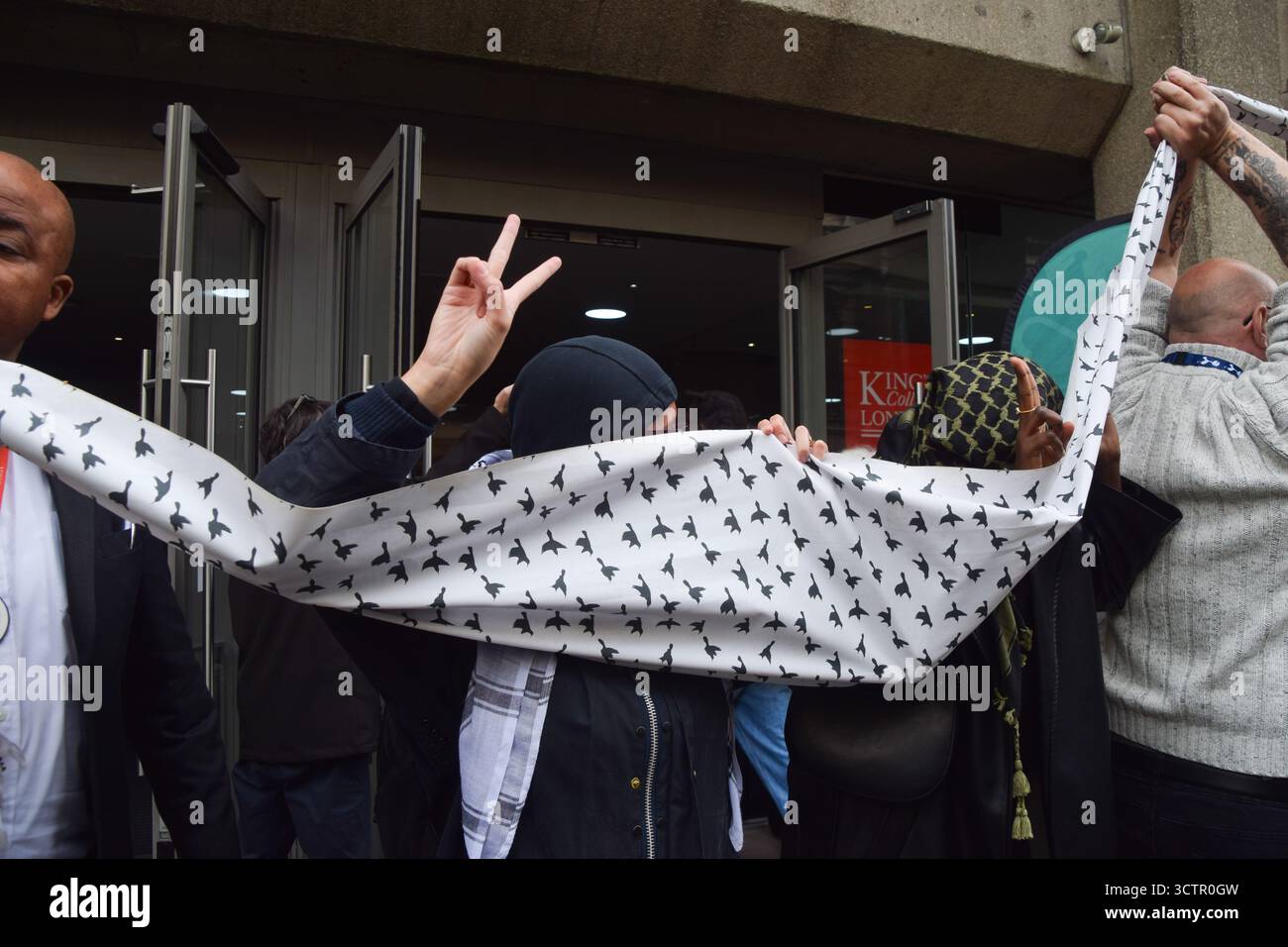 Londra, Regno Unito. 7 ottobre 2025. I manifestanti pro-palestinesi al di fuori del King's College di Londra tengono una lunga lista di nomi di bambini uccisi da Israele a Gaza in occasione del secondo anniversario dell'attacco di Hamas al Nova Festival in Israele e dei successivi attacchi a Gaza da parte di Israele. Gli studenti marciarono dal King's College e si fermarono in vari campus lungo la strada, chiedendo la fine del genocidio a Gaza. Crediti: Vuk Valcic/Alamy Live News Foto Stock