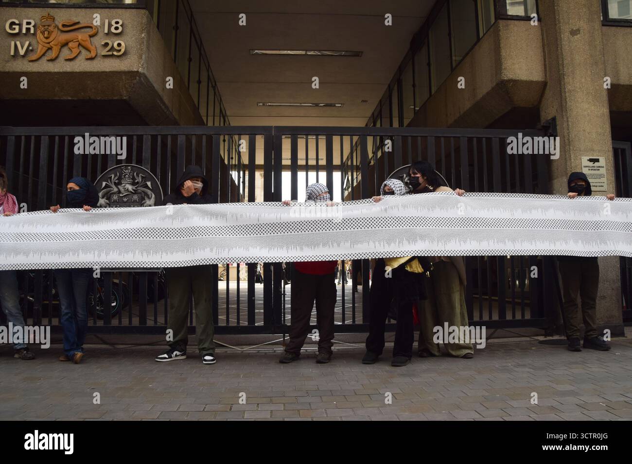 Londra, Regno Unito. 7 ottobre 2025. I manifestanti pro-palestinesi al di fuori del King's College di Londra tengono una lunga lista di nomi di bambini uccisi da Israele a Gaza in occasione del secondo anniversario dell'attacco di Hamas al Nova Festival in Israele e dei successivi attacchi a Gaza da parte di Israele. Gli studenti marciarono dal King's College e si fermarono in vari campus lungo la strada, chiedendo la fine del genocidio a Gaza. Crediti: Vuk Valcic/Alamy Live News Foto Stock