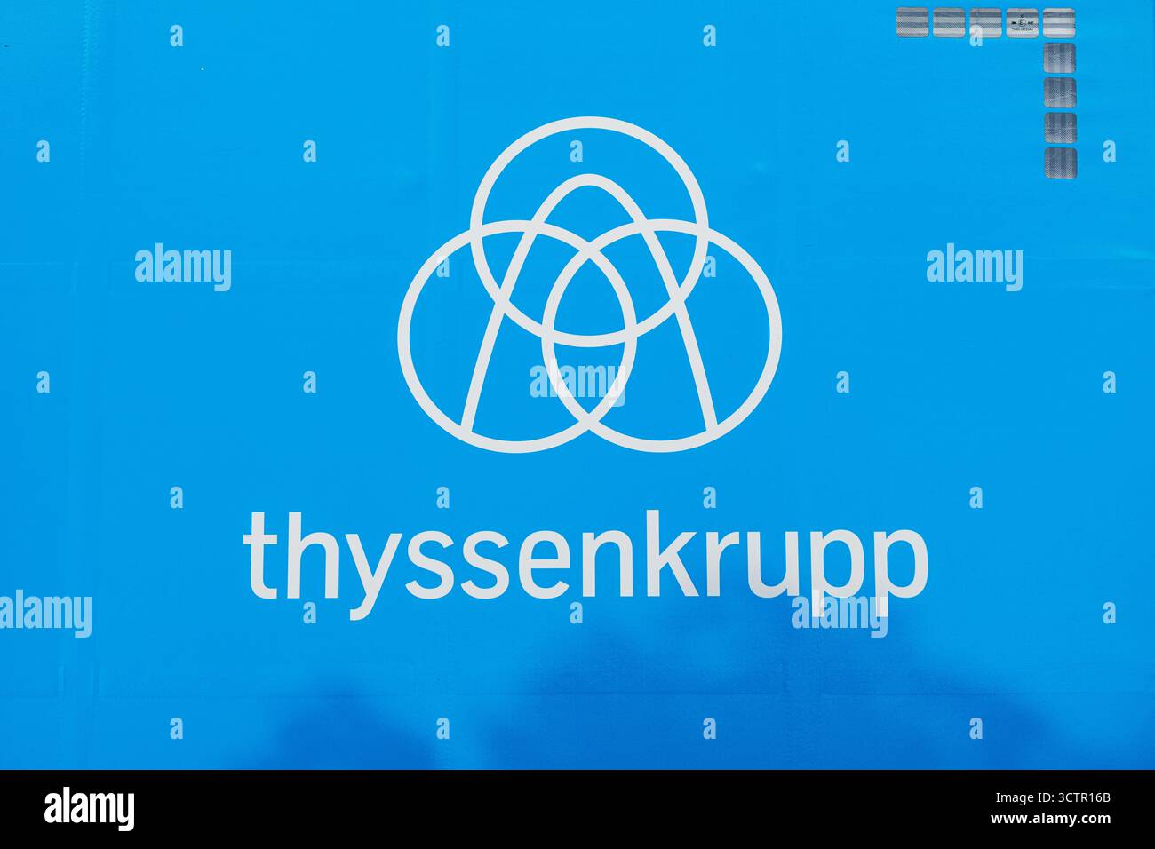 ThyssenKrupp, multinazionale tedesca di ingegneria industriale e produzione di acciaio, logo sull'esterno di un edificio Foto Stock