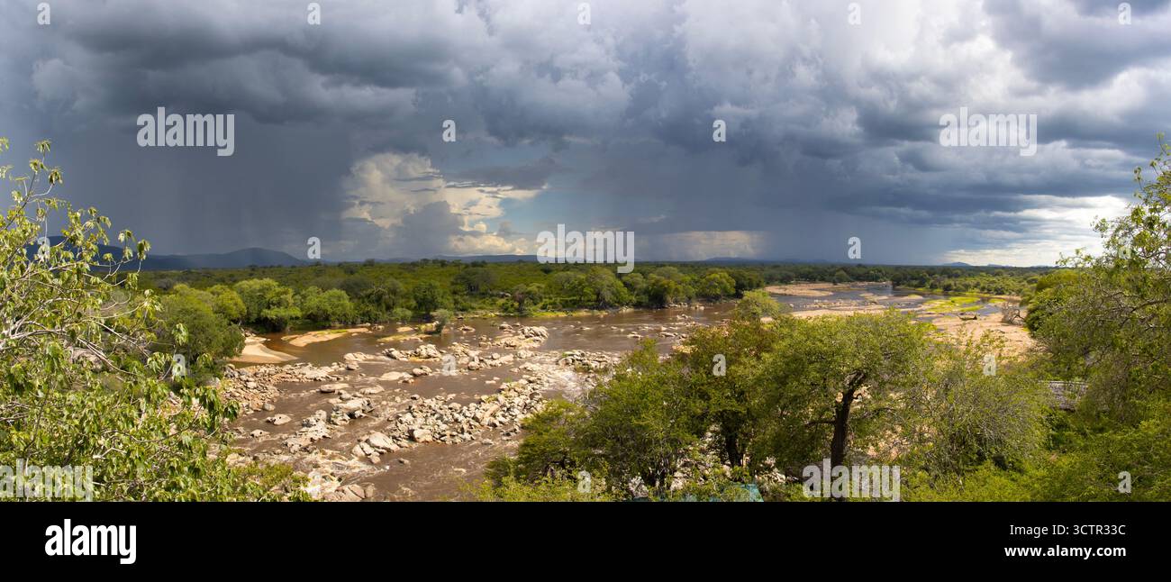 Le nuvole di tempesta scorrono giù dalle Southern Highlands portando forti piogge in un'ampia fascia del Ruaha National Park Foto Stock
