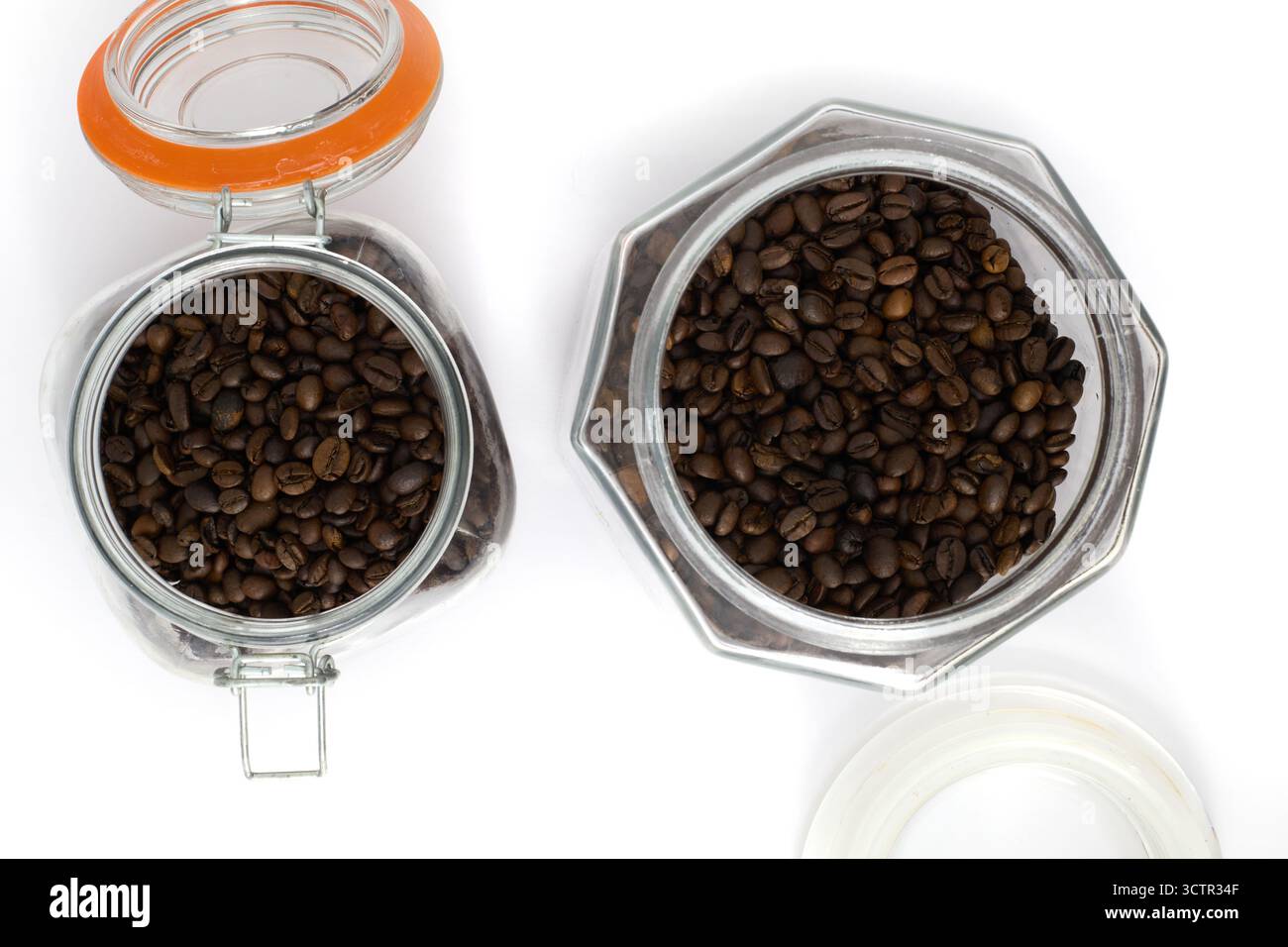 Chicchi di caffè tostati in un vasetto di vetro Foto Stock