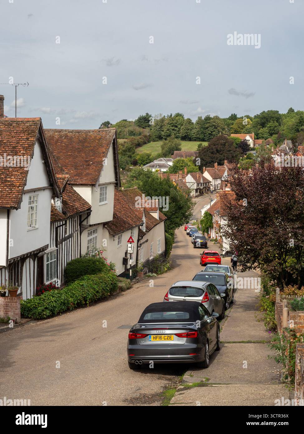 Una vista su Church Hill, Kersey, Regno Unito; si dice che sia uno dei villaggi più belli del Suffolk. Foto Stock
