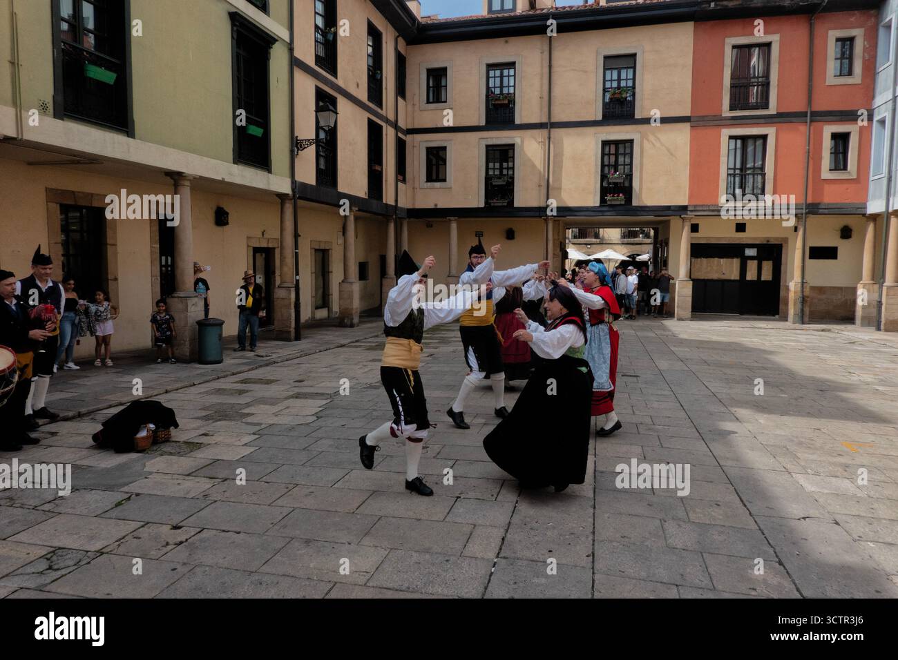 Tradizionale danza muñeira asturiana, Oviedo, Asturie, Spagna Foto Stock