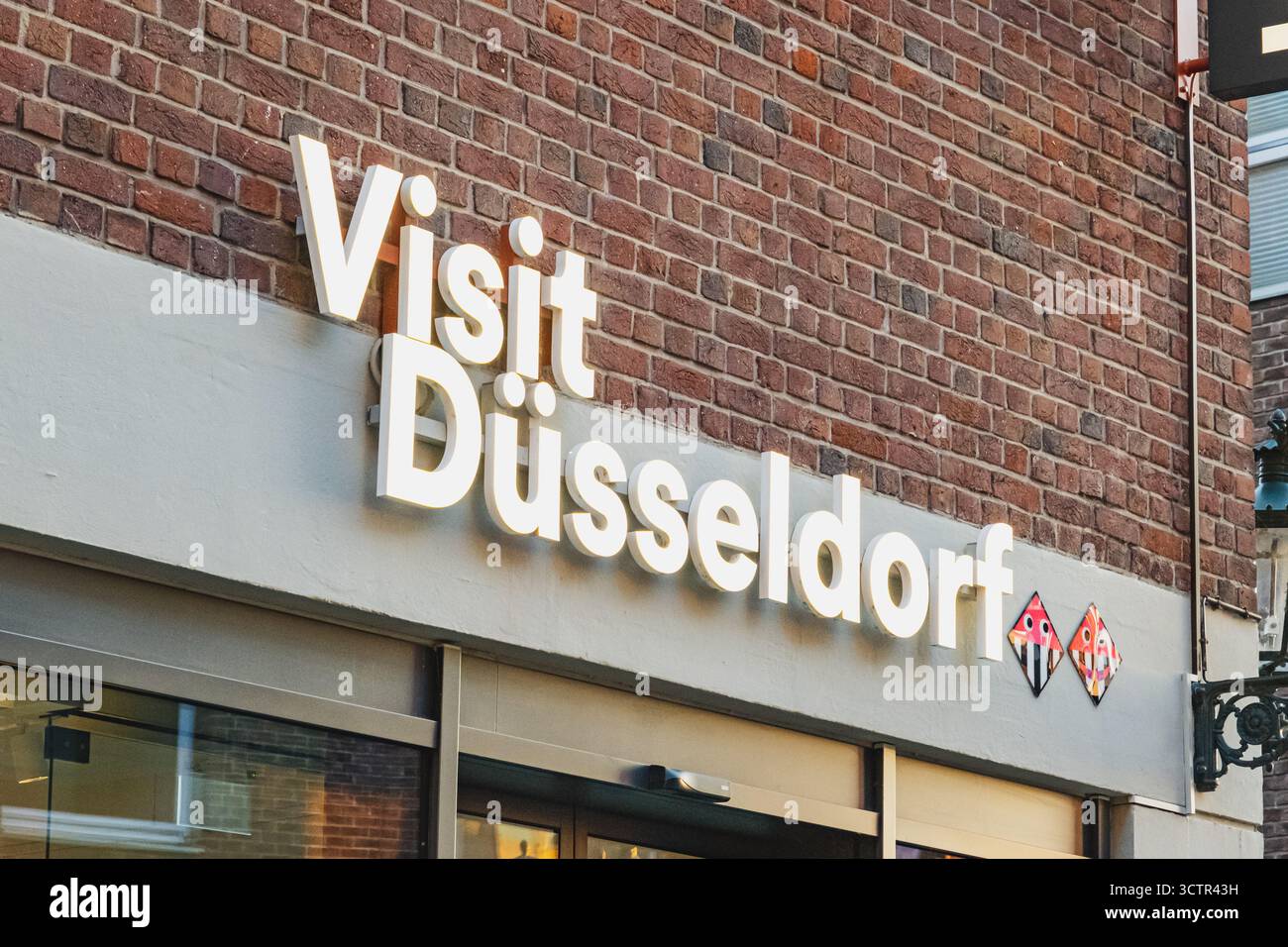 Visita l'insegna di Dusseldorf sopra l'ingresso di un centro informazioni turistiche Foto Stock