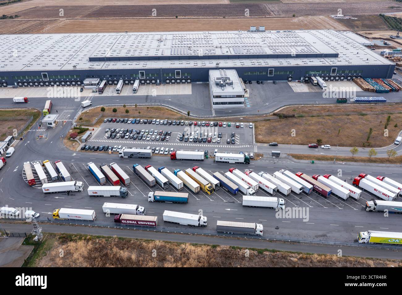 Vista aerea di un centro logistico e camion di Lidl vicino a Sliven, Bulgaria Foto Stock
