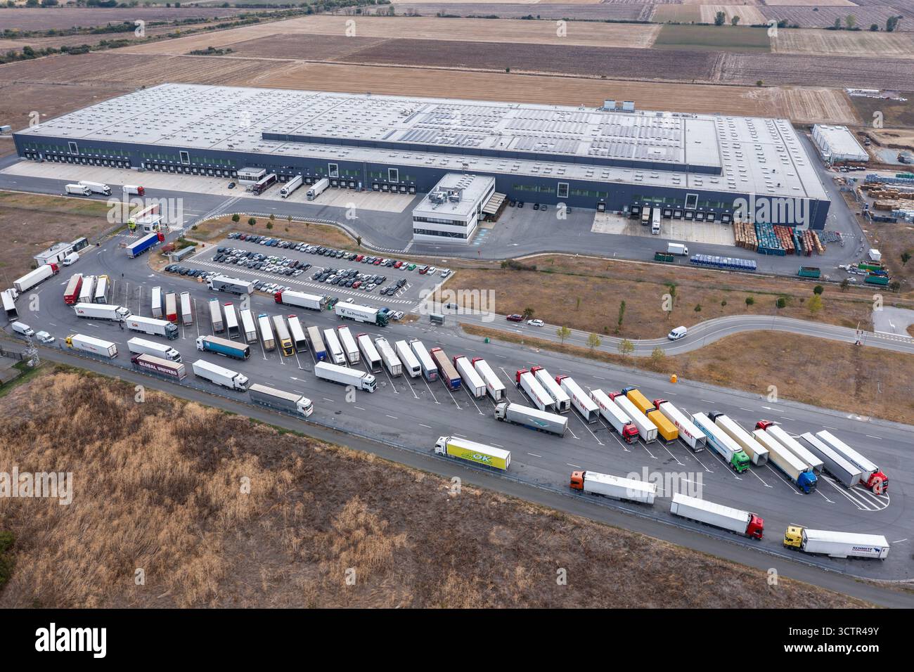 Vista aerea di un centro logistico e camion di Lidl vicino a Sliven, Bulgaria Foto Stock