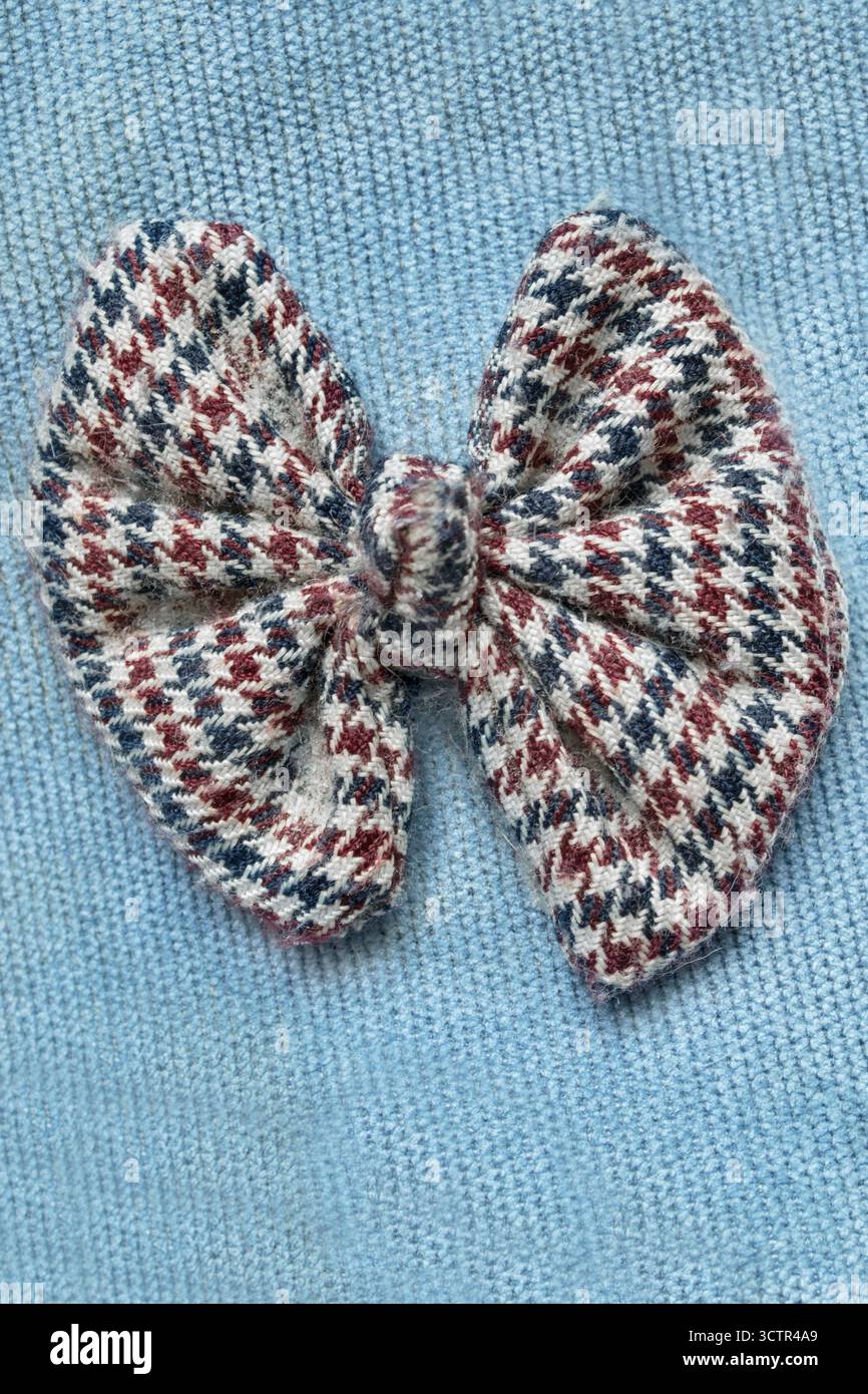 Fiocco in tessuto di lana su sfondo in tessuto azzurro Foto Stock