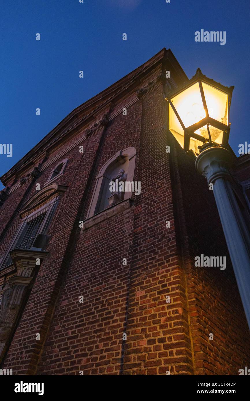 Suggestiva vista serale di Josephskapelle nel centro storico di Dusseldorf Foto Stock