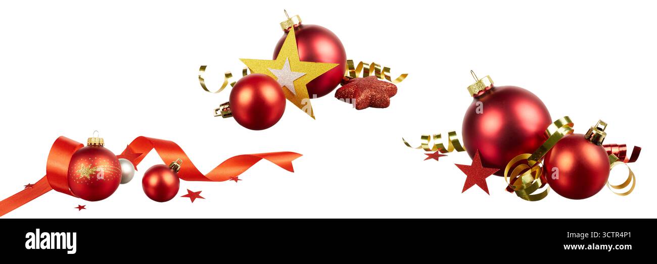 set di decorazioni per palle di natale con nastro rosso e oro e stelle isolate sul bianco Foto Stock