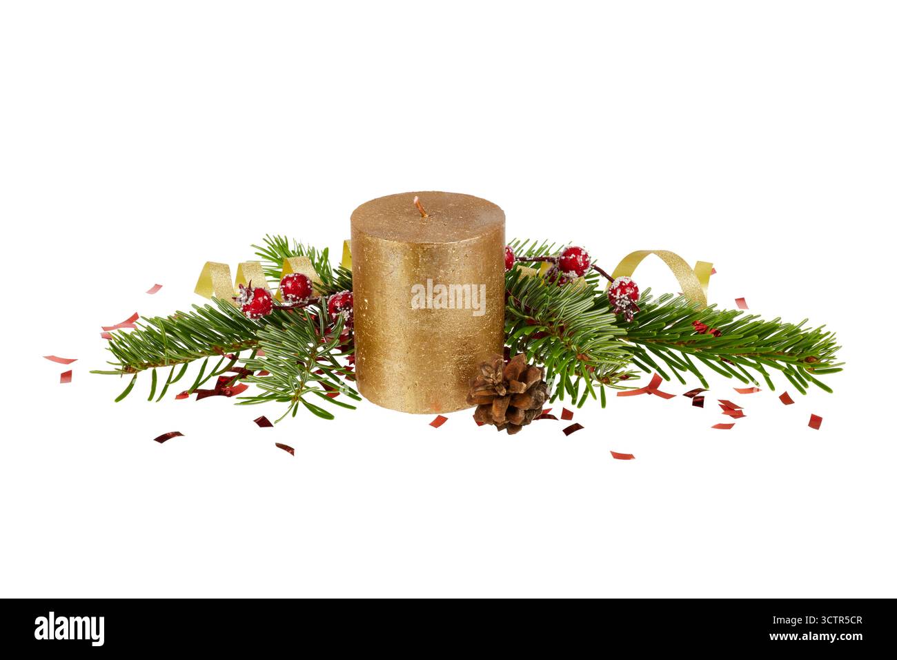 grande candela di natale dorata con decorazioni natalizie invernali. rami di abeti, cono di pino, candela e nastro regalo isolati su bianco Foto Stock