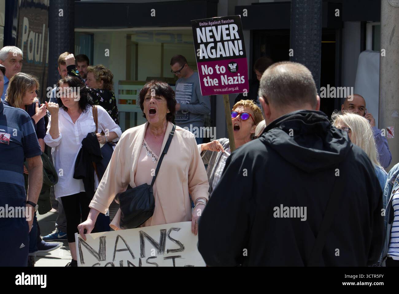 Maria o'Reilly, instancabile attivista per la giustizia sociale e razziale, partecipa a una manifestazione contro l'EDL a Liverpool. Foto Stock