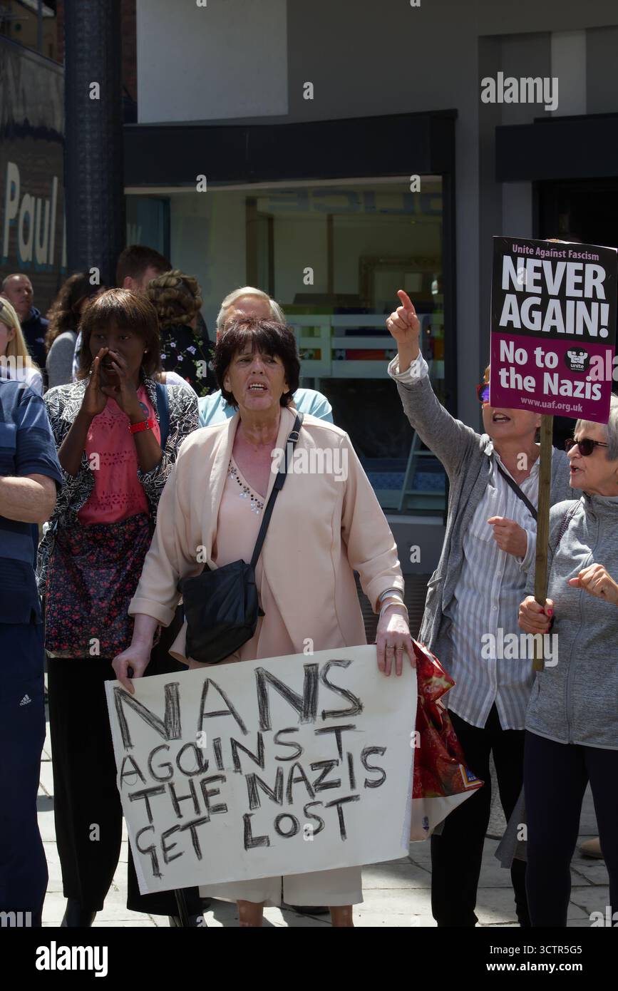 Maria o'Reilly, instancabile attivista per la giustizia sociale e razziale, partecipa a una manifestazione contro l'EDL a Liverpool. Foto Stock