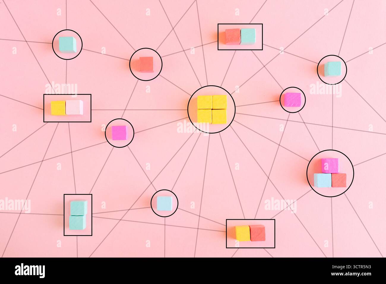 Creazione di reti di concept aziendali con membri collegati tra loro. Comunicazione, lavoro di squadra, comunità, società. Concetto astratto con pezzi di legno Foto Stock