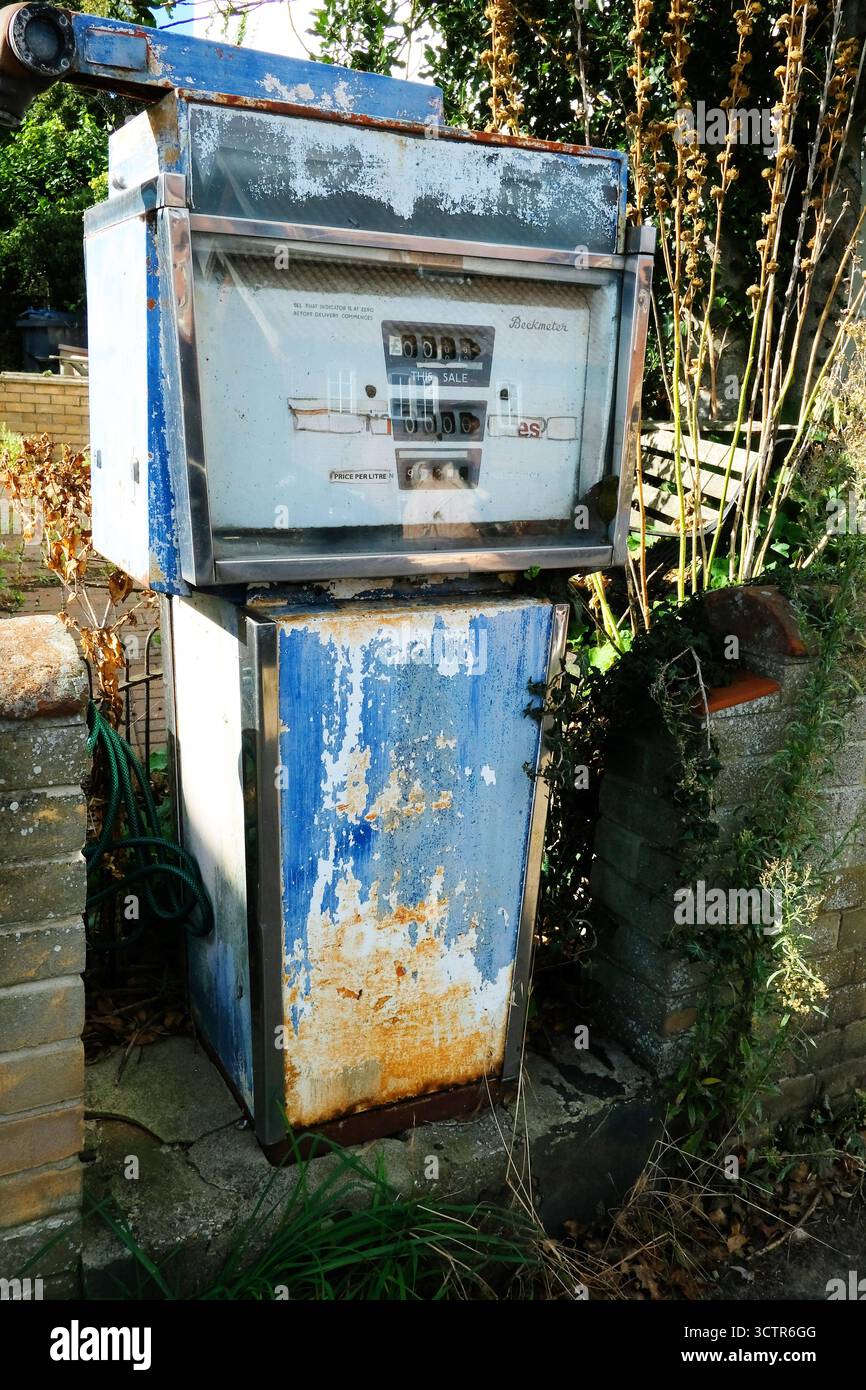 Una pompa di benzina arrugginita e in disuso, Westleton, Suffolk, Regno Unito Foto Stock
