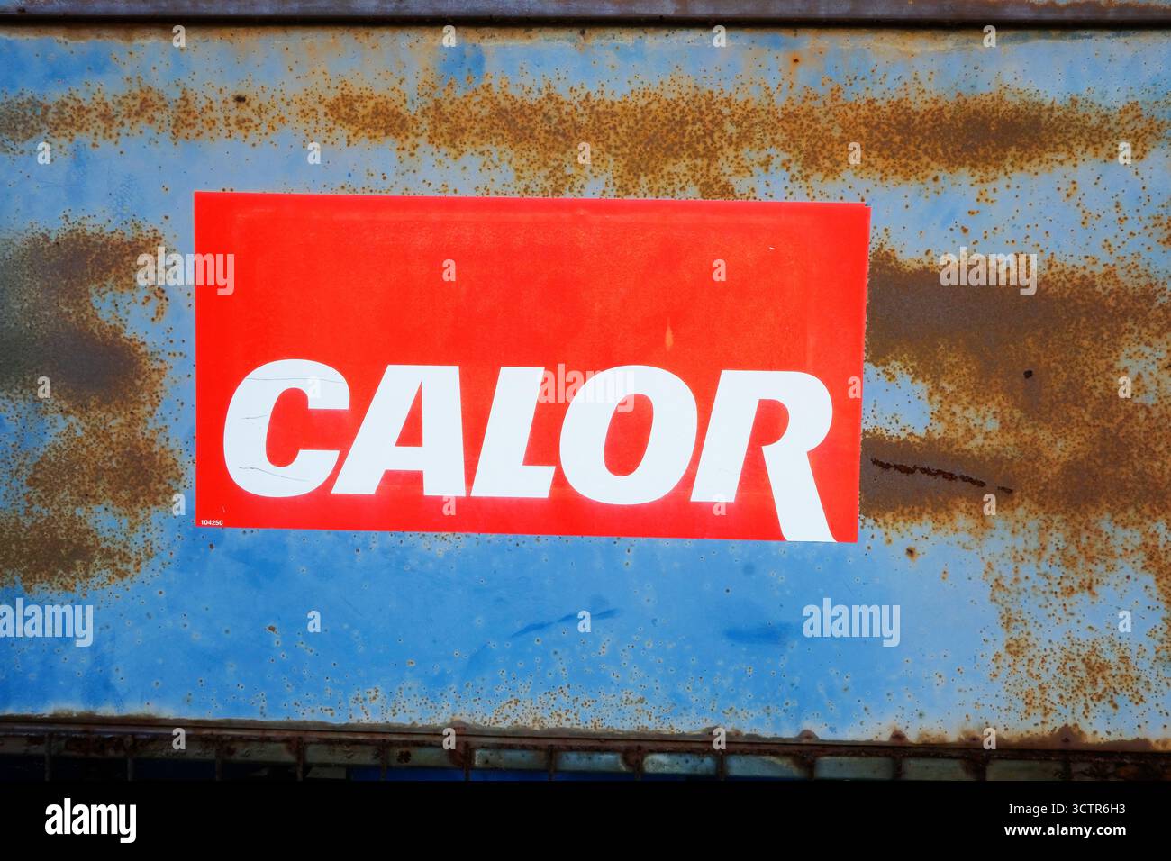 Logo Rusty Calor gas sul lato di un vecchio serbatoio dell'olio Foto Stock