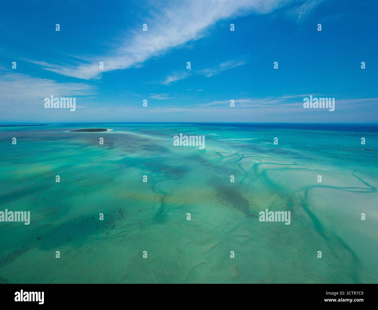 Foto aerea/drone di oceano turchese, barriera corallina e isole vicino a Semporna, Sabah, Borneo, Malesia. Foto Stock