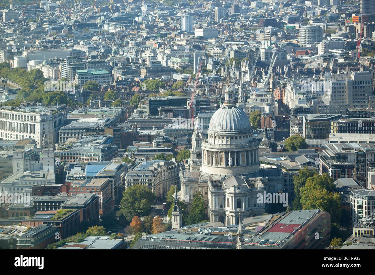 Meteo nel Regno Unito, 6 ottobre 2025: L'alta pressione sta portando un periodo di tempo stabile nel sud dell'Inghilterra, rendendolo un giorno ideale per visitare il Lookout di Bishopsgate nella City di Londra. Le vedute della città includono la famosa cupola della Cattedrale di St Paul, progettata da Sir Christopher Wren. Foto Stock