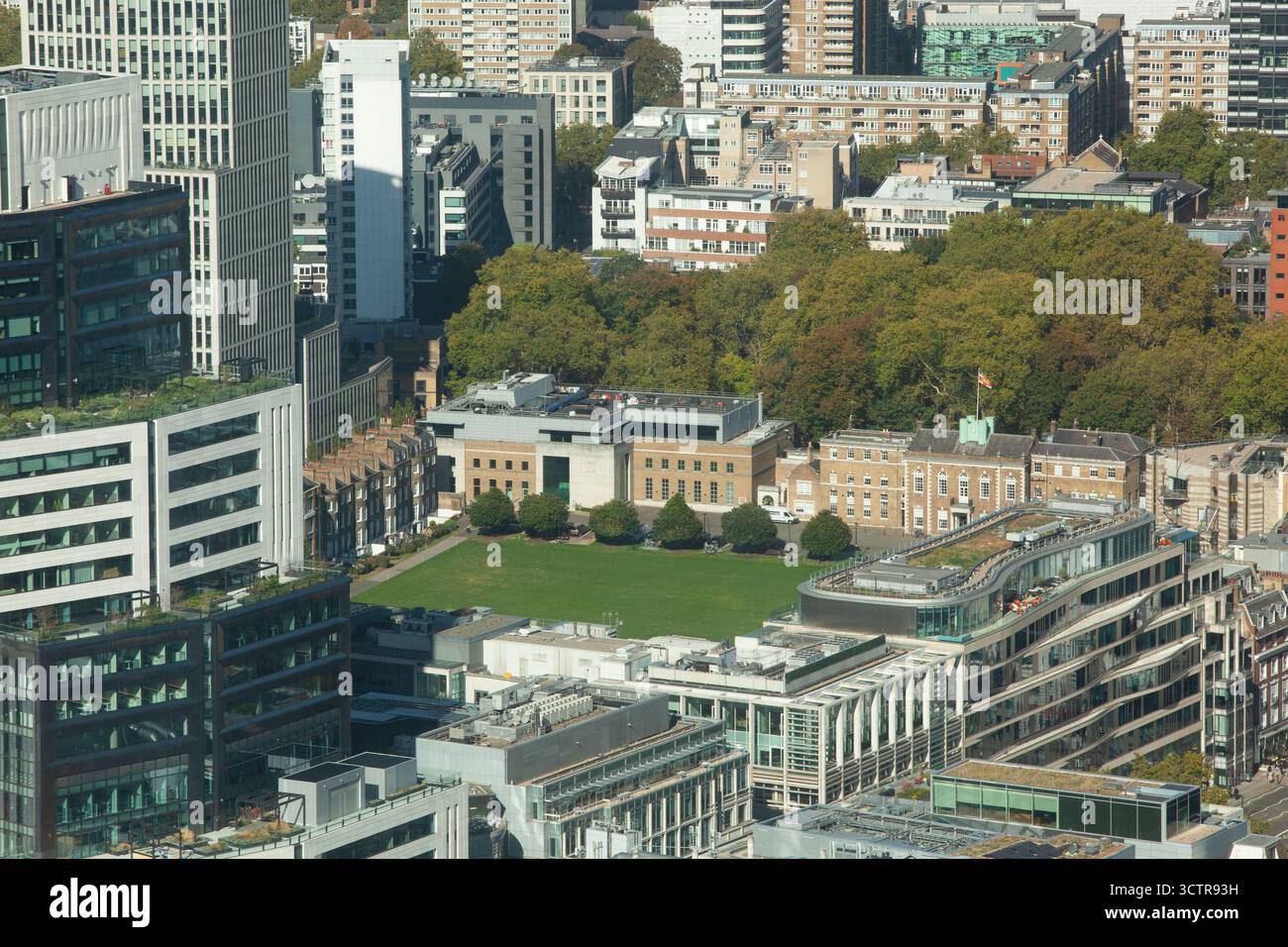 Meteo nel Regno Unito, 6 ottobre 2025: L'alta pressione sta portando un periodo di tempo stabile nel sud dell'Inghilterra, rendendolo un giorno ideale per visitare il Lookout di Bishopsgate nella City di Londra. Le viste sulla città includono lo spazio verde dei terreni della Honourable Artillery Company, che si distinguono tra gli edifici storici e i nuovi grattacieli. Foto Stock