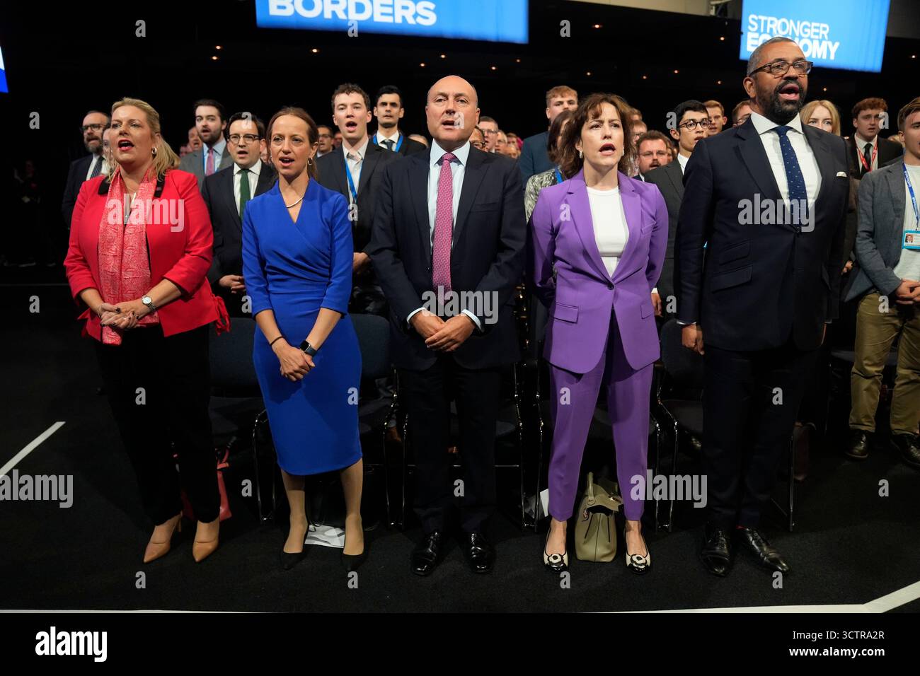 (Da sinistra a destra) la segretaria del Galles ombra Mims Davies, la segretaria del lavoro ombra e delle pensioni Helen Whately, il segretario d'affari ombra Andrew Griffith, la segretaria dell'ambiente ombra, Victoria Atkins, e la segretaria dell'alloggio ombra Sir James sono abilmente in piedi per l'inno nazionale alla Conferenza del Partito Conservatore al Manchester Central Convention Complex. Data foto: Mercoledì 8 ottobre 2025. Foto Stock