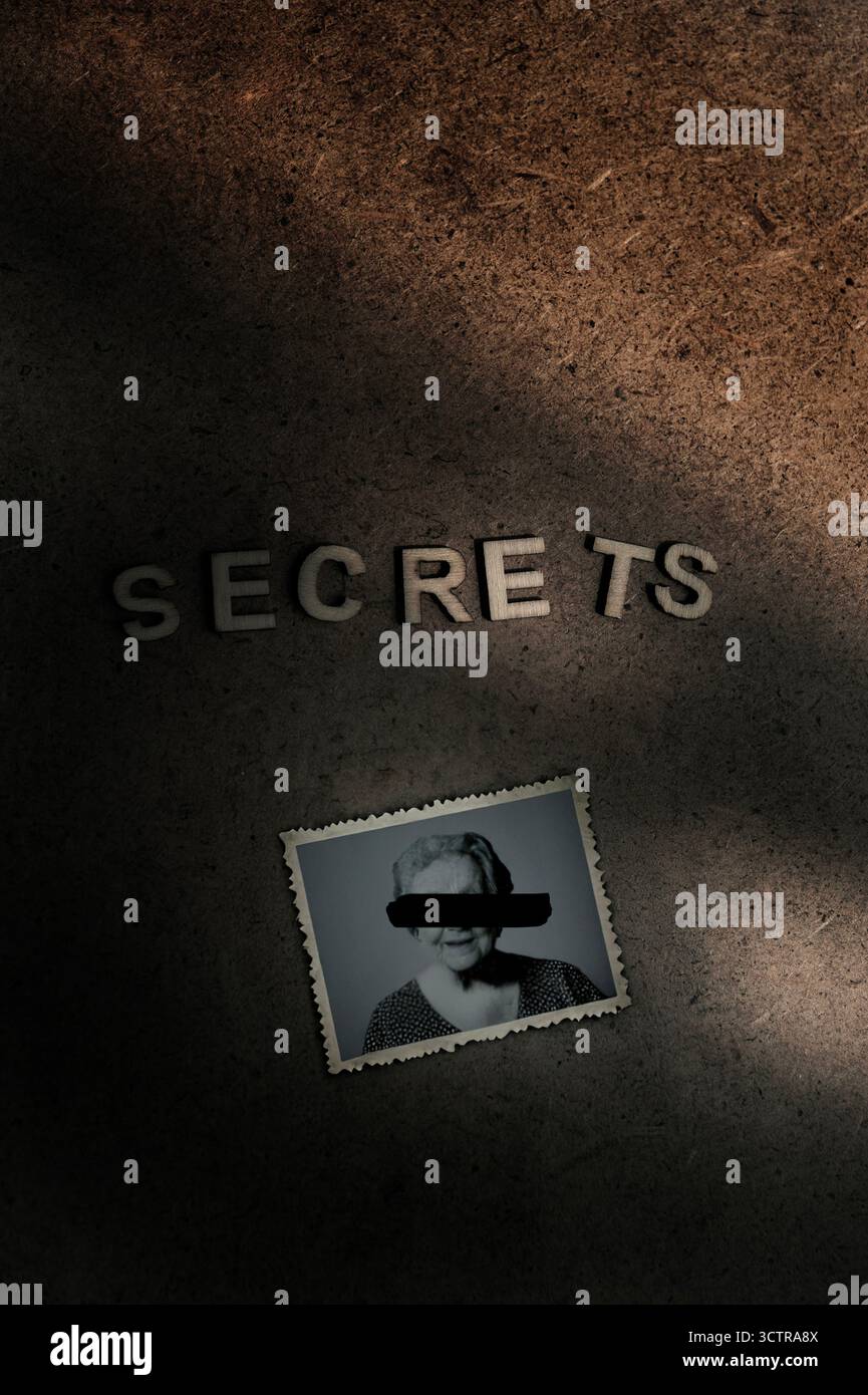 Parola "segreti" con un ritratto censurato su sfondo scuro che simboleggia il mistero e la verità nascosta Foto Stock