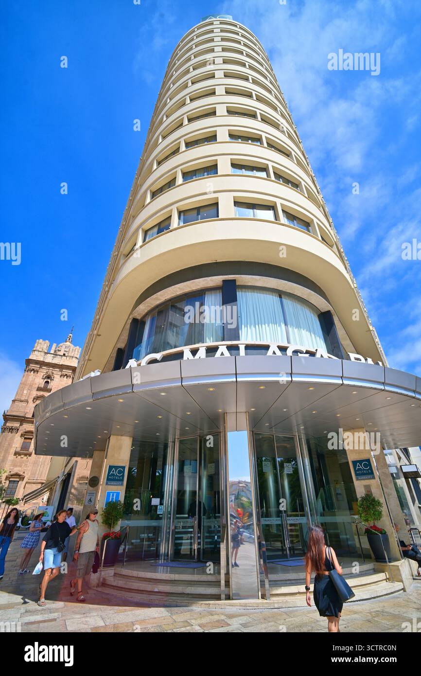AC Hotel Malaga Palacio nel cuore di Malaga, vicino al porto, contro il cielo blu profondo Foto Stock