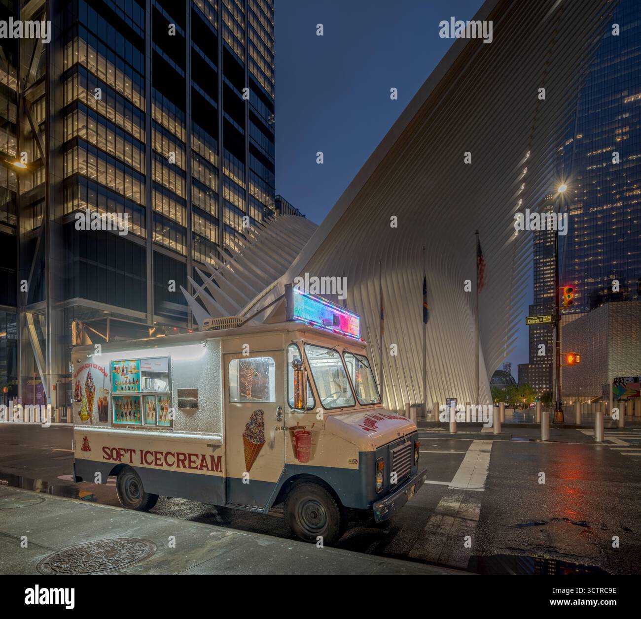 Scena notturna di strada con Ice Cream Truck e architettura futuristica a New York City – contrasto urbano e design moderno Foto Stock