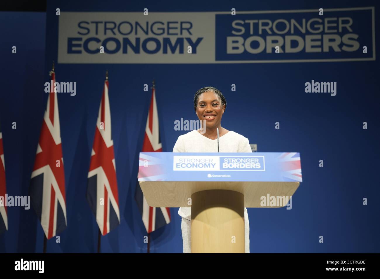 Il leader del partito conservatore Kemi Badenoch tiene il suo discorso di apertura alla Conferenza del partito conservatore al Manchester Central Convention Complex. Data foto: Mercoledì 8 ottobre 2025. Foto Stock