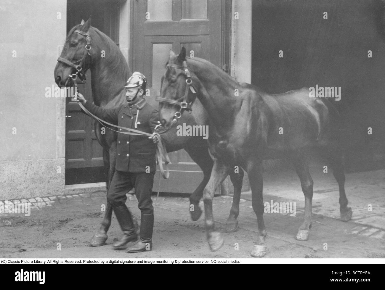 Johannes Fire Station, la principale stazione dei vigili del fuoco di Stoccolma dal 1878. L'edificio è stato progettato dal sovrintendente di corte Axel Nyström e inaugurato il 9 ottobre 1878. Questa immagine del 1916 è stata scattata in connessione alla stazione che presentava i loro nuovi motori antincendio motorizzati. Allo stesso tempo, segna la fine di un’era, poiché gli ultimi due cavalli del fuoco sono condotti fuori dalle scuderie della stazione – l’era dei motori del fuoco trainati da cavalli è finita. Il passaggio ai veicoli a motore durante gli anni '1910 ha notevolmente migliorato l'efficienza del servizio antincendio e trasformato le operazioni antincendio. Foto Stock