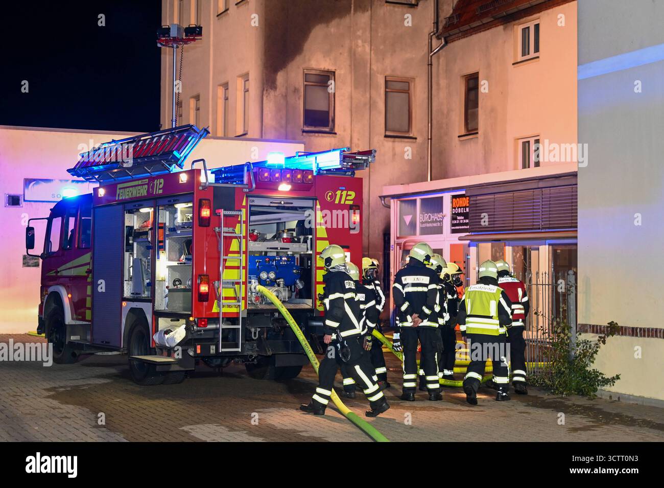 Döbeln - Brand neben Edeka-Gebäude: Geschäftsräume beschädigt, Sachschaden an Haus 04.10.2025 gegen 1,30 Uhr Döbeln, Rosa-Luxemburg-Straße in der Nacht zu Samstag Hat in Döbeln ein Feuer an einem Geschäftsgebäude neben dem Edeka-Markt für Aufregung gesorgt. Nach ersten Informationen geriet ein container an der Gebäudeecke an der Rosa-Luxemburg-Straße in Brand. Die Flammen griffen auf Die Fassade über. Ein Sonnenstudio im Erdgeschoss wurde durch den Brand komplett verraucht. Die Geschäftsräume wurden stark beschädigt und das Sonnenstudio kann vorerst nicht wieder öffnen. Verletzt wurde nach bis Foto Stock