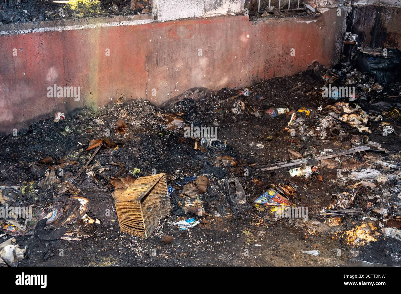 Döbeln - Brand neben Edeka-Gebäude: Geschäftsräume beschädigt, Sachschaden an Haus 04.10.2025 gegen 1,30 Uhr Döbeln, Rosa-Luxemburg-Straße in der Nacht zu Samstag Hat in Döbeln ein Feuer an einem Geschäftsgebäude neben dem Edeka-Markt für Aufregung gesorgt. Nach ersten Informationen geriet ein container an der Gebäudeecke an der Rosa-Luxemburg-Straße in Brand. Die Flammen griffen auf Die Fassade über. Ein Sonnenstudio im Erdgeschoss wurde durch den Brand komplett verraucht. Die Geschäftsräume wurden stark beschädigt und das Sonnenstudio kann vorerst nicht wieder öffnen. Verletzt wurde nach bis Foto Stock