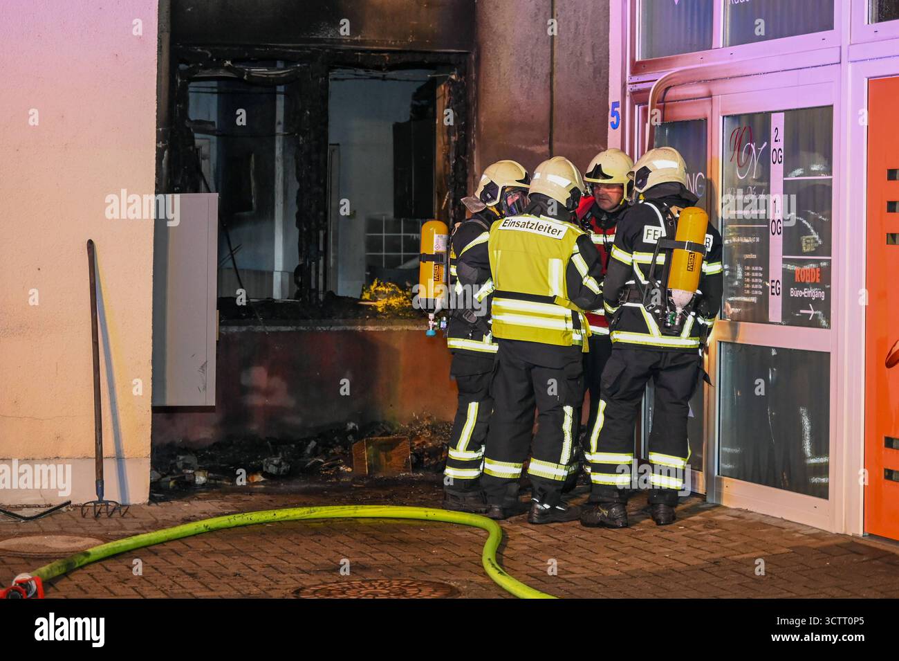 Döbeln - Brand neben Edeka-Gebäude: Geschäftsräume beschädigt, Sachschaden an Haus 04.10.2025 gegen 1,30 Uhr Döbeln, Rosa-Luxemburg-Straße in der Nacht zu Samstag Hat in Döbeln ein Feuer an einem Geschäftsgebäude neben dem Edeka-Markt für Aufregung gesorgt. Nach ersten Informationen geriet ein container an der Gebäudeecke an der Rosa-Luxemburg-Straße in Brand. Die Flammen griffen auf Die Fassade über. Ein Sonnenstudio im Erdgeschoss wurde durch den Brand komplett verraucht. Die Geschäftsräume wurden stark beschädigt und das Sonnenstudio kann vorerst nicht wieder öffnen. Verletzt wurde nach bis Foto Stock