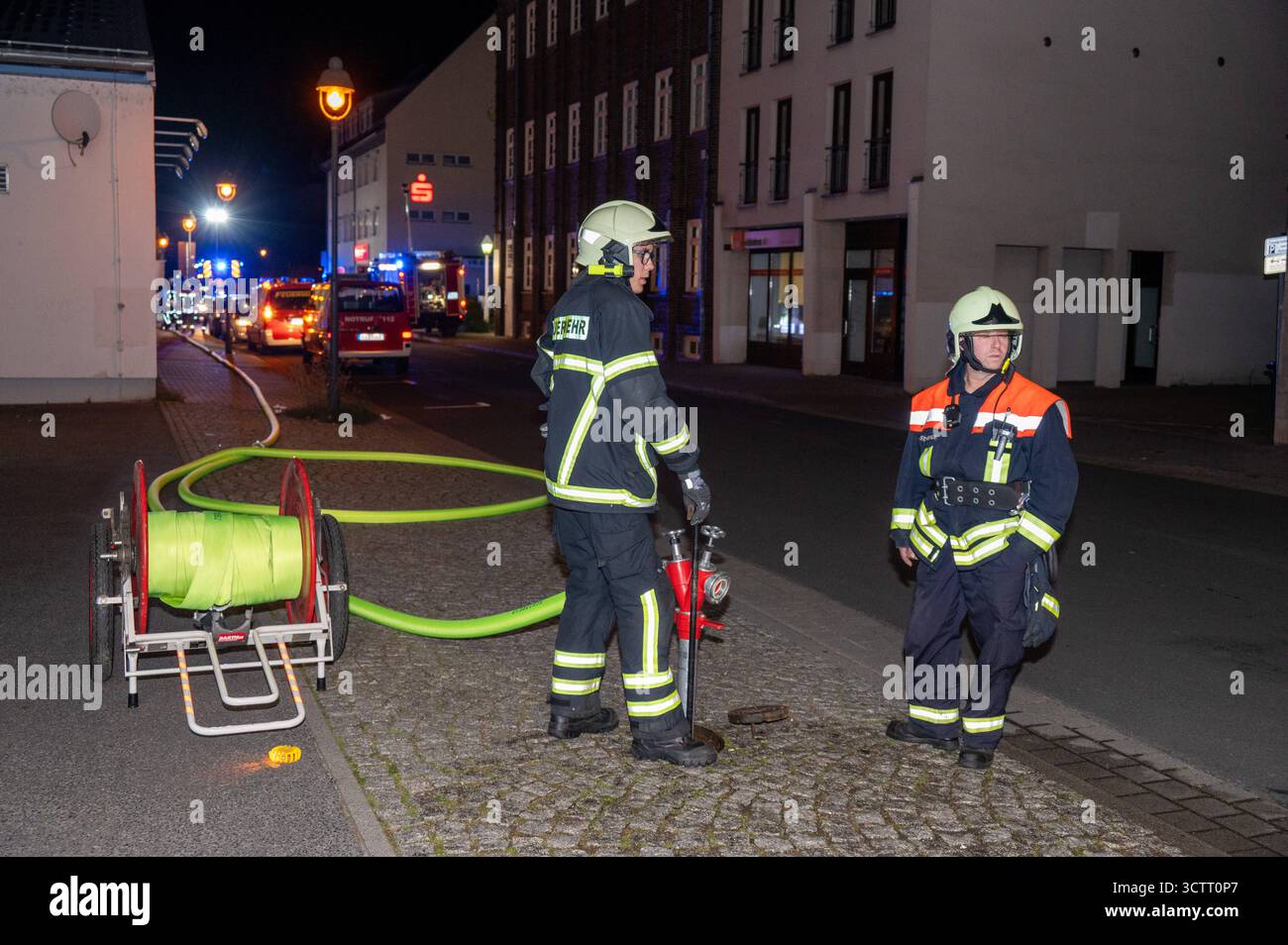Döbeln - Brand neben Edeka-Gebäude: Geschäftsräume beschädigt, Sachschaden an Haus 04.10.2025 gegen 1,30 Uhr Döbeln, Rosa-Luxemburg-Straße in der Nacht zu Samstag Hat in Döbeln ein Feuer an einem Geschäftsgebäude neben dem Edeka-Markt für Aufregung gesorgt. Nach ersten Informationen geriet ein container an der Gebäudeecke an der Rosa-Luxemburg-Straße in Brand. Die Flammen griffen auf Die Fassade über. Ein Sonnenstudio im Erdgeschoss wurde durch den Brand komplett verraucht. Die Geschäftsräume wurden stark beschädigt und das Sonnenstudio kann vorerst nicht wieder öffnen. Verletzt wurde nach bis Foto Stock